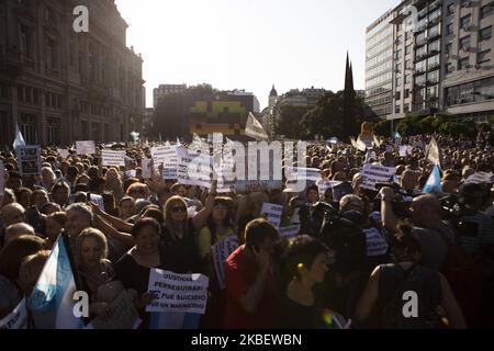 Demonstranten nehmen an den gedenkfeiern zum fünften Jahrestag des Todes von Sonderanwalt Alberto Nisman´s Plaza Vaticano am 18. Januar 2020 in Buenos Aires, Argentinien, Teil. (Foto von Matías Baglietto/NurPhoto) Stockfoto