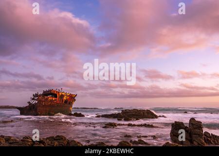 Ein Blick in die Dämmerung des Wracks der Meisho Maru Nr. 38, die Wellen und das Meer verschwimmen durch eine lange Belichtung, an der Küste von Cape Agulhas in der Nähe von L'Agulhas in Stockfoto