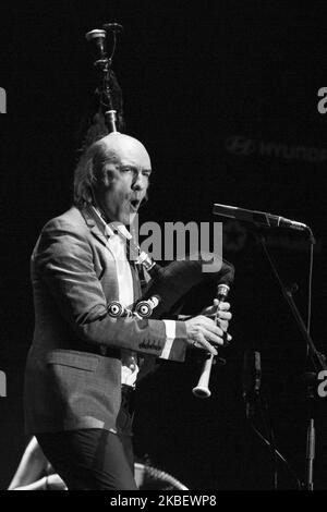 (ANMERKUNG DES HERAUSGEBERS: Das Bild wurde in Schwarzweiß konvertiert.) Der spanische Musiker Carlos Nunez während ihres Aufführens beim Festival Inverfest the Price in Madrid 18. Januar 2020 Spanien (Foto: Oscar Gonzalez/NurPhoto) Stockfoto