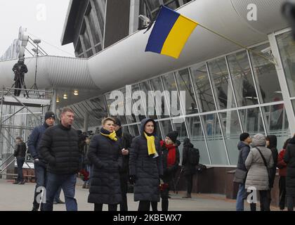 Am 19. Januar 2020 treffen Verwandte und Freunde zu einer Gedenkfeier zum Gedenken an die Opfer des Absturzes des Fluges 752 der Ukraine International Airlines im Iran ein, nachdem sie den Flughafen Boryspil in der Nähe von Kiew, Ukraine, erreicht haben. Die Leichen der Ukrainer, 9 Besatzungsmitglieder der Ukraine International Airlines (UIA) und 2 Passagiere, die den Flugzeugabsturz im Iran verstarben, wurden aus dem Iran an die Ukraine übergeben. (Foto von STR/NurPhoto) Stockfoto