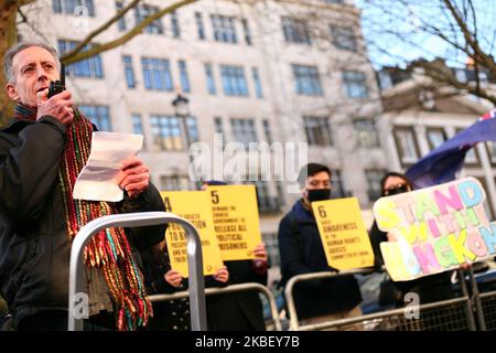 Der Menschenrechtsaktivist Peter Tatchell spricht am 19. Januar 2020 vor der chinesischen Botschaft in London, England, bei einer Kundgebung aus Solidarität mit der pro-demokratischen Bewegung in Hongkong und aus Protest gegen Chinas Behandlung seiner tibetischen und uigurischen Völker. In ihrem kürzlich veröffentlichten „Weltbericht 2020“ hat die in New York ansässige Forschungs- und Lobbyorganisation Human Rights Watch letzte Woche die „entäuschende Unterdrückung“ durch die chinesischen Behörden im Jahr 2019 herausgegriffen, einschließlich der Religionsfreiheit in Tibet und in der uigurischen Heimat Xinjiang, Als prägendes Merkmal des Jubiläumsjahres 70. Stockfoto