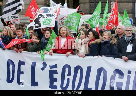 Der Präsident der schwulenfeindlichen Heiratsbewegung „La Manif Pour Tous“ (Protest für alle), Ludovine de la Rochere (C), tritt bei einer Demonstration der Bewegung „La Manif pour tous“ gegen die „medizinisch unterstützte Zeugung (KARTE) ohne Vater“ am 19. Januar 2020 in Paris hinter ein Transparent. Zwei Tage vor der Debatte über das Bioethik-Gesetz im französischen Senat. (Foto von Michel Stoupak/NurPhoto) Stockfoto