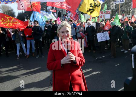 Ludovine de la Rochere (C), Präsident der schwulenfeindlichen Heiratsbewegung „La Manif Pour Tous“ (Protest für alle), spricht mit der Presse während einer Demonstration der Bewegung „La Manif pour tous“ gegen die „medizinisch unterstützte Zeugung (MAP) ohne Vater“ am 19. Januar 2020 in Paris, Zwei Tage vor der Debatte über das Bioethik-Gesetz im französischen Senat. (Foto von Michel Stoupak/NurPhoto) Stockfoto