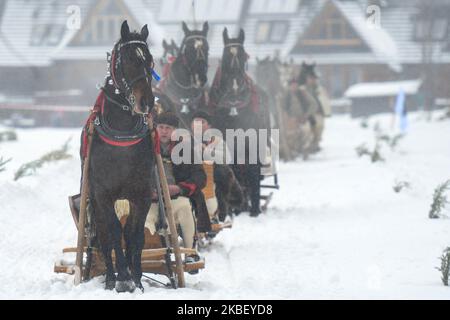 Teilnehmer bei einer Parade der Ausgabe 2020 des Wettbewerbs Poronin Kumoterki (traditionelles Wagenrennen). Am Sonntag, 19. Januar 2019, in Male Ciche Lichajowki, Poronin, Polen. (Foto von Artur Widak/NurPhoto) Stockfoto