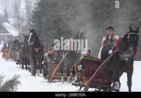 Teilnehmer bei einer Parade der Ausgabe 2020 des Wettbewerbs Poronin Kumoterki (traditionelles Wagenrennen). Am Sonntag, 19. Januar 2019, in Male Ciche Lichajowki, Poronin, Polen. (Foto von Artur Widak/NurPhoto) Stockfoto