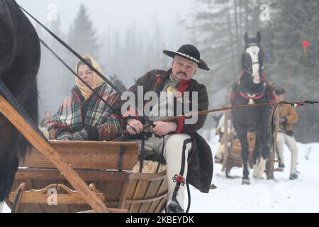 Teilnehmer bei einer Parade der Ausgabe 2020 des Wettbewerbs Poronin Kumoterki (traditionelles Wagenrennen). Am Sonntag, 19. Januar 2019, in Male Ciche Lichajowki, Poronin, Polen. (Foto von Artur Widak/NurPhoto) Stockfoto
