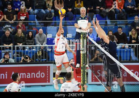 Der italienische Spieler Cavuto Oreste vom Team Consar Ravenna spielt während der 15.. Runde der SuperLega Credem Banca Serie A von Allianz Powervolley Milano und Consar Ravenna (Foto: Andrea Diodato/NurPhoto) Stockfoto