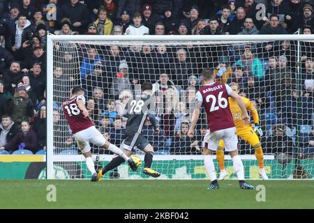 Burnleys Ashley Westwood erzielt am Sonntag, den 19.. Januar 2020, im Premier League-Spiel zwischen Burnley und Leicester City in Turf Moor, Burnley, das zweite Tor des Spiels. (Foto von Tim Markland/MI News/NurPhoto) Stockfoto