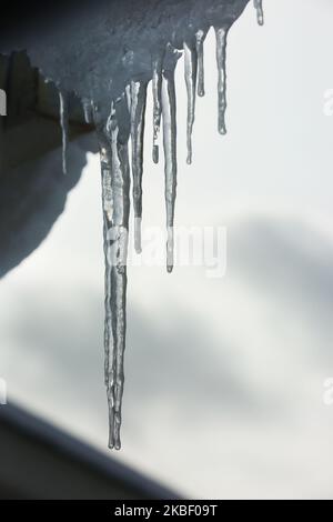 Eiszapfen, die nach einem großen Schneesturm am 18. Januar 2019 in Toronto, Ontario, Kanada, von einem Dach herabhängend gesehen wurden. Der Sturm fällt zwischen 15-20 Zentimetern Schnee über den Großraum Toronto. (Foto von Creative Touch Imaging Ltd./NurPhoto) Stockfoto