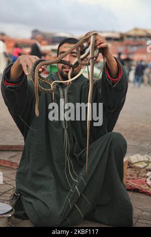 Schlangenbeschwörer unterhält am 5. Januar 2016 eine kleine Menschenmenge auf dem Platz Jemaa el-Fnaa in der Medina (Altstadt) von Marrakesch (Marrakesch) in Marokko, Afrika. Marrakesch ist die viertgrößte Stadt im Königreich Marokko. (Foto von Creative Touch Imaging Ltd./NurPhoto) Stockfoto