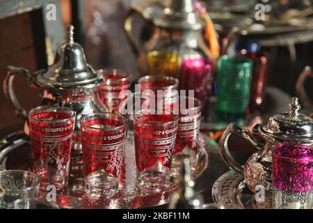 Traditionelle Teesets, die am 5. Januar 2016 in einem kleinen Laden im Souk in der Medina (Altstadt) von Marrakesch (Marrakesch) in Marokko, Afrika, ausgestellt wurden. Marrakesch ist die viertgrößte Stadt im Königreich Marokko. (Foto von Creative Touch Imaging Ltd./NurPhoto) Stockfoto