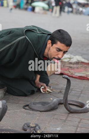 Schlangenbeschwörer unterhält am 5. Januar 2016 eine kleine Menschenmenge auf dem Platz Jemaa el-Fnaa in der Medina (Altstadt) von Marrakesch (Marrakesch) in Marokko, Afrika. Marrakesch ist die viertgrößte Stadt im Königreich Marokko. (Foto von Creative Touch Imaging Ltd./NurPhoto) Stockfoto