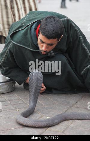 Schlangenbeschwörer unterhält am 5. Januar 2016 eine kleine Menschenmenge auf dem Platz Jemaa el-Fnaa in der Medina (Altstadt) von Marrakesch (Marrakesch) in Marokko, Afrika. Marrakesch ist die viertgrößte Stadt im Königreich Marokko. (Foto von Creative Touch Imaging Ltd./NurPhoto) Stockfoto