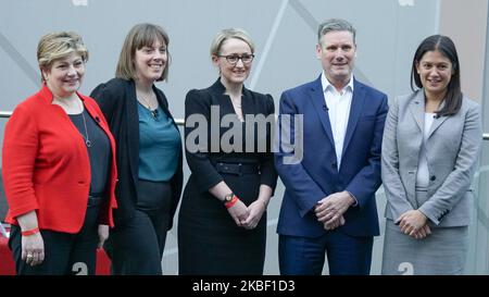 L-R) die britischen Führungsanwärter der Labour-Partei, Emily Thornberry, Jess Phillips, Rebecca Long-Bailey, Keir Starmer und Lisa Nandy, posieren, bevor sie ihre Vision für die Partei während der Veranstaltung „Leader Hustings“ am 18. Januar 2020 in Liverpool, Nordwestengland, vorstellen. (Foto von Giannis Alexopoulos/NurPhoto) Stockfoto