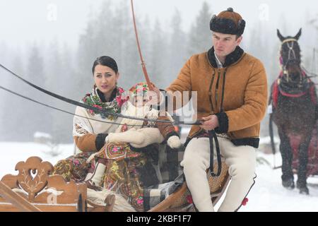 Teilnehmer bei einer Parade der Ausgabe 2020 des Wettbewerbs Poronin Kumoterki (traditionelles Wagenrennen). Am Sonntag, 19. Januar 2019, in Male Ciche Lichajowki, Poronin, Polen. (Foto von Artur Widak/NurPhoto) Stockfoto