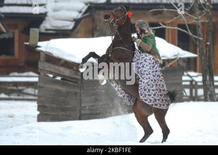 Patrycja Kolpa mit ihrem Pferd, gesehen am Ende der Ausgabe 2020 von Kumoterki in Poronin Kumoterki. Am Sonntag, 19. Januar 2019, in Male Ciche Lichajowki, Poronin, Polen. (Foto von Artur Widak/NurPhoto) Stockfoto