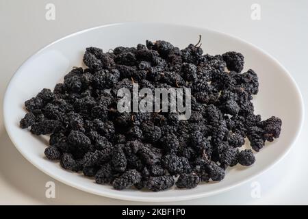 Bio getrocknete schwarze Maulbeeren, gesundes Lebensmittelkonzept Stockfoto