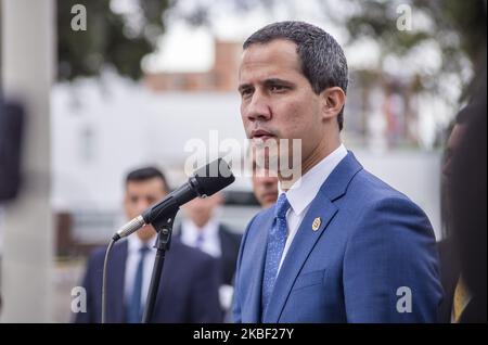 Venezuelas Oppositionsführer Juan Guaido spricht zu Journalisten, nachdem er am 20. Januar 2020 an einem regionalen Treffen zur Terrorismusbekämpfung in der Polizeiakademie in Bogota, Kolumbien, teilgenommen hatte. (Foto von Daniel Garzon Herazo/NurPhoto) Stockfoto