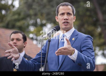 Venezuelas Oppositionsführer Juan Guaido spricht zu Journalisten, nachdem er am 20. Januar 2020 an einem regionalen Treffen zur Terrorismusbekämpfung in der Polizeiakademie in Bogota, Kolumbien, teilgenommen hatte. (Foto von Daniel Garzon Herazo/NurPhoto) Stockfoto