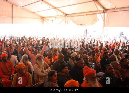 Sadhus hören die Rede der Heiligen während eines Heiligen Gipfels in Magh Mela Festival, Allahabad am 21. Januar 2020. (Foto von Ritesh Shukla/NurPhoto) Stockfoto