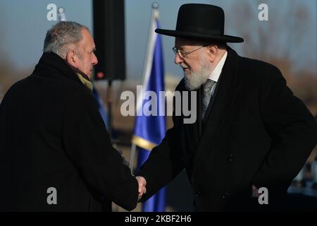 Yisrael Meir Lau (R), ein ehemaliger Oberrabbiner von Tel Aviv, Israel, Der Vorsitzende von Yad Vashem begrüßt Aharon Tamir (L), den stellvertretenden Vorsitzenden des Internationalen Marsches der Lebenden, an der Wagendenkmal in der Nähe des ehemaligen Nazi-Konzentrationslagers Auschwitz II-Birkenau, während eines zweiten Tages der Veranstaltung „Delegation in Auschwitz“. Am dienstag, den 21. Januar 2020, im Konzentrationslager Auschwitz I, Oswiecim, Polen. (Foto von Artur Widak/NurPhoto) Stockfoto