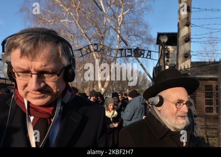 Oberrabbiner Binyomin Jacobs (R) aus den Niederlanden, umgeben von Mitgliedern der EJA und eingeladenen EU-Parlamentariern, die an einem zweiten Tag der Veranstaltung „Delegation to Auschwitz“ neben dem Schild „Arbeit Macht frei“ am Tor des ehemaligen Nazi-Konzentrationslagers Auschwitz I zu sehen waren. Am dienstag, den 21. Januar 2020, im Konzentrationslager Auschwitz I, Oswiecim, Polen. (Foto von Artur Widak/NurPhoto) Stockfoto