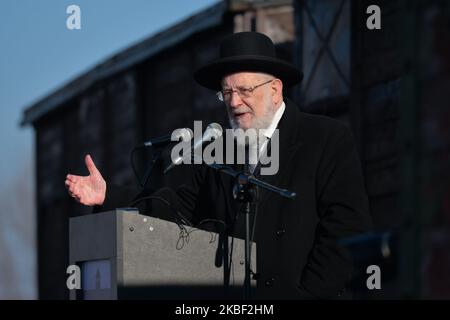 Yisrael Meir Lau, ehemaliger Oberrabbiner von Tel Aviv, Israel, und Vorsitzender von Yad Vashem, hält an einem zweiten Tag der Veranstaltung „Delegation in Auschwitz“, umgeben von Mitgliedern der EJA und eingeladenen EU-Parlamentariern, eine Rede vor dem Waggon-Denkmal in der Nähe des ehemaligen Konzentrationslagers Auschwitz II-Birkenau. Am dienstag, den 21. Januar 2020, im Konzentrationslager Auschwitz I, Oswiecim, Polen. (Foto von Artur Widak/NurPhoto) Stockfoto