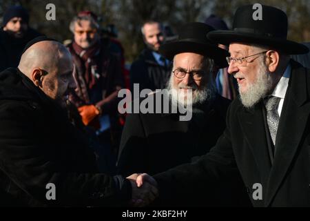 Yisrael Meir Lau (R), ehemaliger Oberrabbiner von Tel Aviv, Israel, und Vorsitzender von Yad Vashem, begrüßt Abdallah Chatila (L) an der Wagendenkmal in der Nähe des ehemaligen Nazi-Konzentrationslagers Auschwitz II-Birkenau während eines zweiten Tages der Veranstaltung „Delegation in Auschwitz“. Am dienstag, den 21. Januar 2020, im Konzentrationslager Auschwitz I, Oswiecim, Polen. (Foto von Artur Widak/NurPhoto) Stockfoto