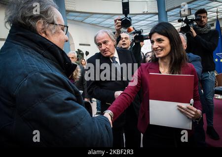 Die Bürgermeisterin von Rom, Virginia Raggi, mit Vincenzo Mollica während der Pressekonferenz zur Präsentation der Ausstellung „Alberto Sordi“, kuratiert von Alessandro Nicosia, mit Vincenzo Mollica und Gloria Satta, zum 100. Jahrestag der Geburt des Schauspielers, Vom 7. März bis 29. Juni in der Villa Sordi und im Teatro dei Dioscuri. Bereits 10.000 Tickets am 21. Januar 2020 in Rom, Italien gebucht (Foto: Andrea Ronchini/NurPhoto) Stockfoto