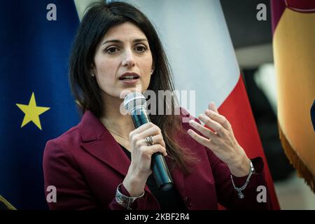 Der Bürgermeister von Rom, Virginia Raggi, während der Pressekonferenz zur Präsentation der Ausstellung „Alberto Sordi“, kuratiert von Alessandro Nicosia, mit Vincenzo Mollica und Gloria Satta, zum 100. Geburtstag des Schauspielers, vom 7. März bis 29. Juni in der Villa Sordi und im Teatro dei Dioscuri. Bereits 10.000 Tickets am 21. Januar 2020 in Rom, Italien gebucht (Foto: Andrea Ronchini/NurPhoto) Stockfoto