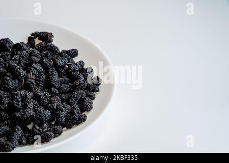 Bio getrocknete schwarze Maulbeeren, gesundes Lebensmittelkonzept Stockfoto