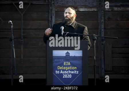 Rabbi Menachem Margolin spricht während eines Delegationsbesuchs der Europäischen Jüdischen Vereinigung (EJA) im Konzentrationslager Auschwitz-Birkenau II am 21. Januar 2020 in Oswiecim, Polen. Parlamentarier und Bildungsminister aus ganz Europa haben sich anlässlich der Veranstaltung „EJA-Delegation in Auschwitz 2020“ zum bevorstehenden 75.. Jahrestag der Befreiung des ehemaligen Konzentrationslagers Nazi-Deutschland versammelt. (Foto von Beata Zawrzel/NurPhoto) Stockfoto