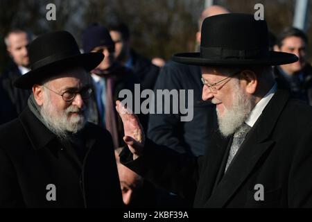 Yisrael Meir Lau (R), ein ehemaliger Oberrabbiner von Tel Aviv, Israel, und Vorsitzender von Yad Vashem, gesehen mit Oberrabbiner Binyomin Jacobs (L) aus den Niederlanden, gesehen am Waggon-Denkmal in der Nähe des ehemaligen Konzentrationslagers Auschwitz II-Birkenau während eines zweiten Tages der Veranstaltung „Delegation in Auschwitz“. Am Dienstag, den 21. Januar 2020, im Konzentrationslager Auschwitz-Birkenau, Oswiecim, Polen. (Foto von Artur Widak/NurPhoto) Stockfoto