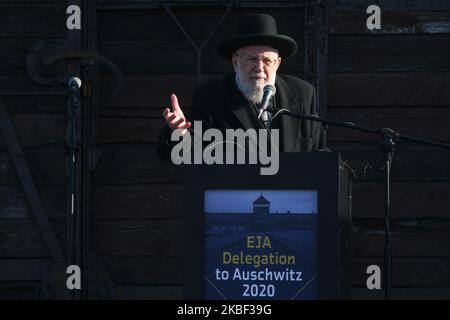 Yisrael Meir Lau, ehemaliger Oberrabbiner von Tel Aviv, Israel, und Vorsitzender von Yad Vashem, hält an einem zweiten Tag der Veranstaltung „Delegation in Auschwitz“, umgeben von Mitgliedern der EJA und eingeladenen EU-Parlamentariern, eine Rede vor dem Waggon-Denkmal in der Nähe des ehemaligen Konzentrationslagers Auschwitz II-Birkenau. Am Dienstag, den 21. Januar 2020, im Konzentrationslager Auschwitz-Birkenau, Oswiecim, Polen. (Foto von Artur Widak/NurPhoto) Stockfoto