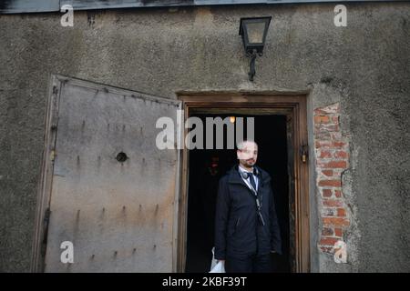 Yonatan langer, ein ehemaliger Neonazi, auf seinem Weg aus der Gaskammer im ehemaligen Tor des Nazi-Konzentrationslagers Auschwitz I, während eines zweiten Tages der von der European Jewish Association organisierten Veranstaltung „Delegation to Auschwitz“. Der Deutsche Lutz langer träumte einst von der Zerstörung der "jüdischen Herrschaft" und lobte die SS, die im Jahr WW2 Millionen von Juden tötete, aber nach einer überwältigenden 10-jährigen Transformation lebt er jetzt in Israel als Kippah-tragendes Jude namens Yonatan. Am Dienstag, den 21. Januar 2020, im Konzentrationslager Auschwitz I, Oswiecim, Polen. (Foto von Artur Widak/NurPhoto) Stockfoto