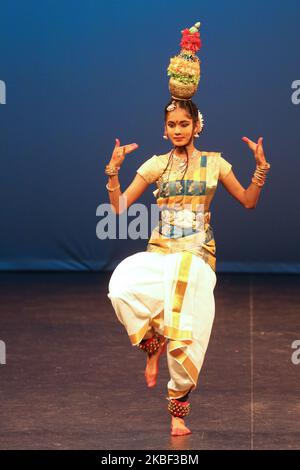 Tamilische Jugendliche führen am 12. Januar 2020 einen traditionellen Tanz während eines Kulturprogramms auf, das das Thai Pongal Festival in Markham, Ontario, Kanada, feiert. Das Fest des thailändischen Pongal ist ein Dankfest zu Ehren des Sonnengottes (Lord Surya) und feiert eine erfolgreiche Ernte. (Foto von Creative Touch Imaging Ltd./NurPhoto) Stockfoto