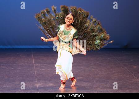 Das tamilische Mädchen führt einen traditionellen Pfauentanz während eines Kulturprogramms auf, das am 12. Januar 2020 das Thai Pongal Festival in Markham, Ontario, Kanada, feiert. Das Fest des thailändischen Pongal ist ein Dankfest zu Ehren des Sonnengottes (Lord Surya) und feiert eine erfolgreiche Ernte. (Foto von Creative Touch Imaging Ltd./NurPhoto) Stockfoto