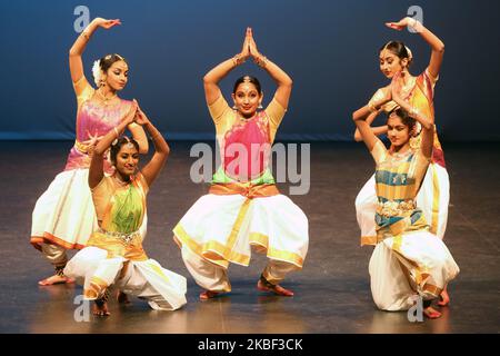 Tamilische Jugendliche führen am 12. Januar 2020 einen traditionellen Tanz während eines Kulturprogramms auf, das das Thai Pongal Festival in Markham, Ontario, Kanada, feiert. Das Fest des thailändischen Pongal ist ein Dankfest zu Ehren des Sonnengottes (Lord Surya) und feiert eine erfolgreiche Ernte. (Foto von Creative Touch Imaging Ltd./NurPhoto) Stockfoto