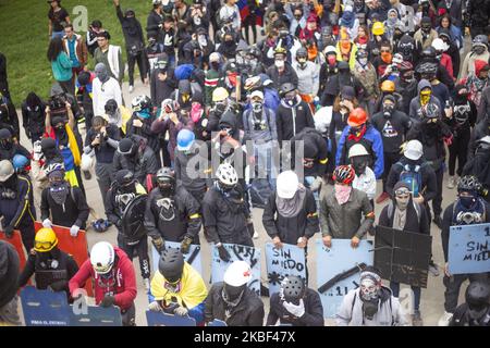 Die erste Linie, die den marsch während der nationalen Proteste gegen den kolumbianischen Präsidenten Ivan Duque am 21. Januar 2020 in Bogota, Kolumbien, unterstützt. (Foto von Daniel Garzon Herazo/NurPhoto) Stockfoto