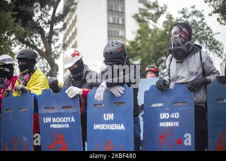 Die erste Linie, die den marsch während der nationalen Proteste gegen den kolumbianischen Präsidenten Ivan Duque am 21. Januar 2020 in Bogota, Kolumbien, unterstützt. (Foto von Daniel Garzon Herazo/NurPhoto) Stockfoto