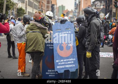 Die erste Linie, die den marsch während der nationalen Proteste gegen den kolumbianischen Präsidenten Ivan Duque am 21. Januar 2020 in Bogota, Kolumbien, unterstützt. (Foto von Daniel Garzon Herazo/NurPhoto) Stockfoto