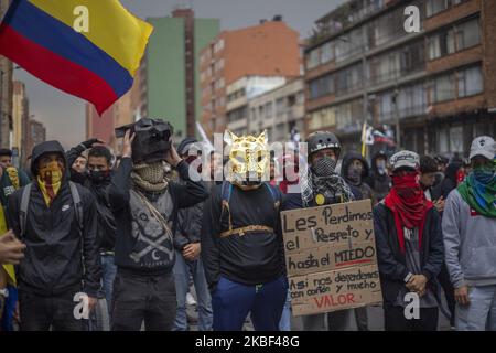 Die erste Linie, die den marsch während der nationalen Proteste gegen den kolumbianischen Präsidenten Ivan Duque am 21. Januar 2020 in Bogota, Kolumbien, unterstützt. (Foto von Daniel Garzon Herazo/NurPhoto) Stockfoto