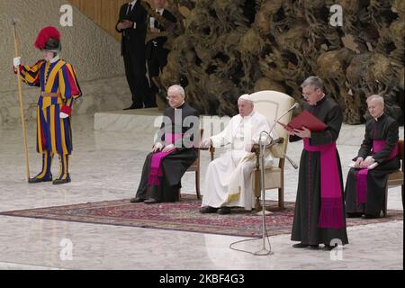 Papst Franziskus hält seine Rede in der Aula Paul VI. Im Vatikan während seiner wöchentlichen Generalaudienz am Mittwoch, den 22. Januar 2020. (Foto von Massimo Valicchia/NurPhoto) Stockfoto