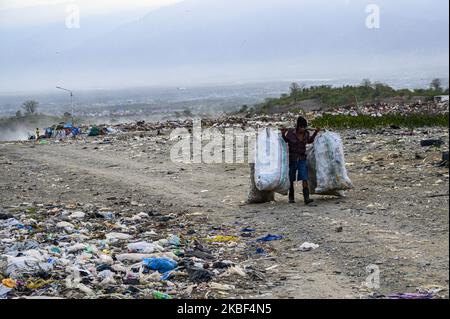 Ein Fresser transportiert Plastikabfälle, die am 22. Januar 2020 auf der Kawatuna-Deponie in Palu, Zentral-Sulawesi, Indonesien, gesammelt und recycelt wurden. Das wirtschaftliche Potenzial für das Recycling von Kunststoffabfällen ist enorm, da nach den Ergebnissen eines Umweltaudits von Greenpeace im Jahr 2019 nur 9 Prozent des Kunststoffabfalls recycelt werden. 12 Prozent werden verbrannt und 79 Prozent landen auf Mülldeponien und Wasserwegen wie Flüsse, die in den Ozean münden. Indonesien ist nach China der zweitgrößte Abfallproduzent der Welt. (Foto von Basri Marzuki/NurPhoto) Stockfoto