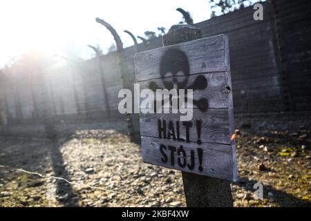 Halt! (Stopp!) schild am 21. Januar 2020 im ehemaligen KZ-Vernichtungslager Auschwitz I in Oswiecim, Polen. Am 27.. Januar begehen die Staats- und Regierungschefs der Welt den 75.. Jahrestag der Befreiung von Auschwitz. (Foto von Beata Zawrzel/NurPhoto) Stockfoto