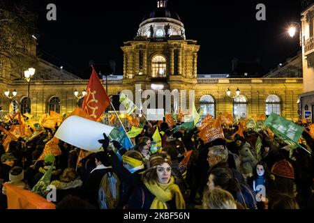 Am 22. Januar 2020 vor dem Senat in Paris, als die Debatte über das Bioethik-Gesetz begann, winken Menschen bei einer Demonstration gegen die 'medial unterstützte Zeugung ohne Vater' (PMA - Procreation Medicalement Assistee) Flaggen. Der Senat begann am 21. Januar mit der ersten Lesung des Bioethik-Gesetzes, das von der Regierung als Text des „Fortschritts“ verteidigt wurde, aber durch die symbolische Maßnahme, die Öffnung der medizinisch unterstützten Fortpflanzung für alle Frauen, die die rechte Senatsmehrheit trennt. (Foto von Jerome Gilles/NurPhoto) Stockfoto