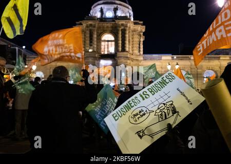 Ein Schild mit der Aufschrift „Geschäft ist Geschäft, Sperma ist Geld“ wird während eines Protestes gegen medizinisch unterstützte Zeugung vor dem Senat in Paris, Frankreich, am 22. Januar 2020 gesehen, während die Senatoren im Senat über das Bioethikgesetz des Projekts abstimmen, um medizinisch unterstützte Zeugung zu genehmigen. (Foto von Jerome Gilles/NurPhoto) Stockfoto