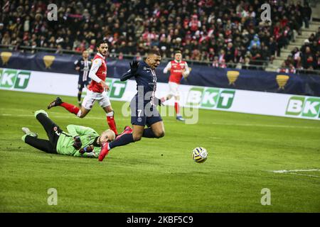 Kylian Mbape und Rajkovic Predrag während des Halbfinalspiels des französischen Ligapokals zwischen Stade de Reims und Paris Saint-Germain im Auguste Delaune Stadium in Reims am 22. Januar 2020. (Foto von Elyxandro Cegarra/NurPhoto) Stockfoto