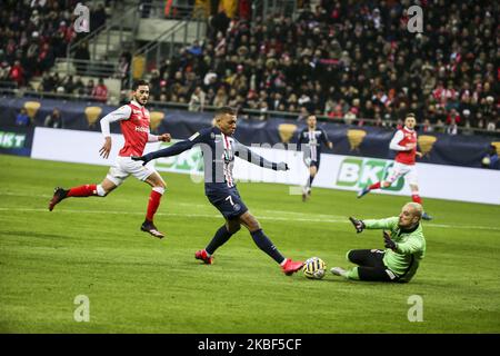 Kylian Mbape und Rajkovic Predrag während des Halbfinalspiels des französischen Ligapokals zwischen Stade de Reims und Paris Saint-Germain im Auguste Delaune Stadium in Reims am 22. Januar 2020. (Foto von Elyxandro Cegarra/NurPhoto) Stockfoto