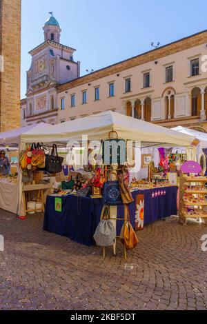 Crema, Italien - 27. Februar 2022: Karnevalsmarkt auf dem Platz der Kathedrale (Duomo), mit Einheimischen und Besuchern, in Crema, Lombardei, Norditalien Stockfoto